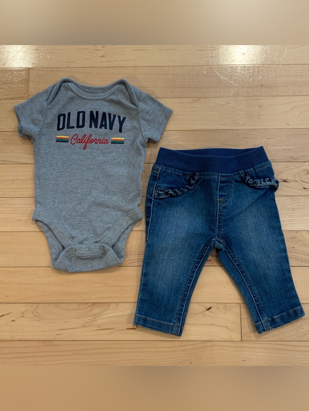 Baby Girl Outfit – Old Navy Short Sleeve Bodysuit + Garanimals Jeans 0-3 Months